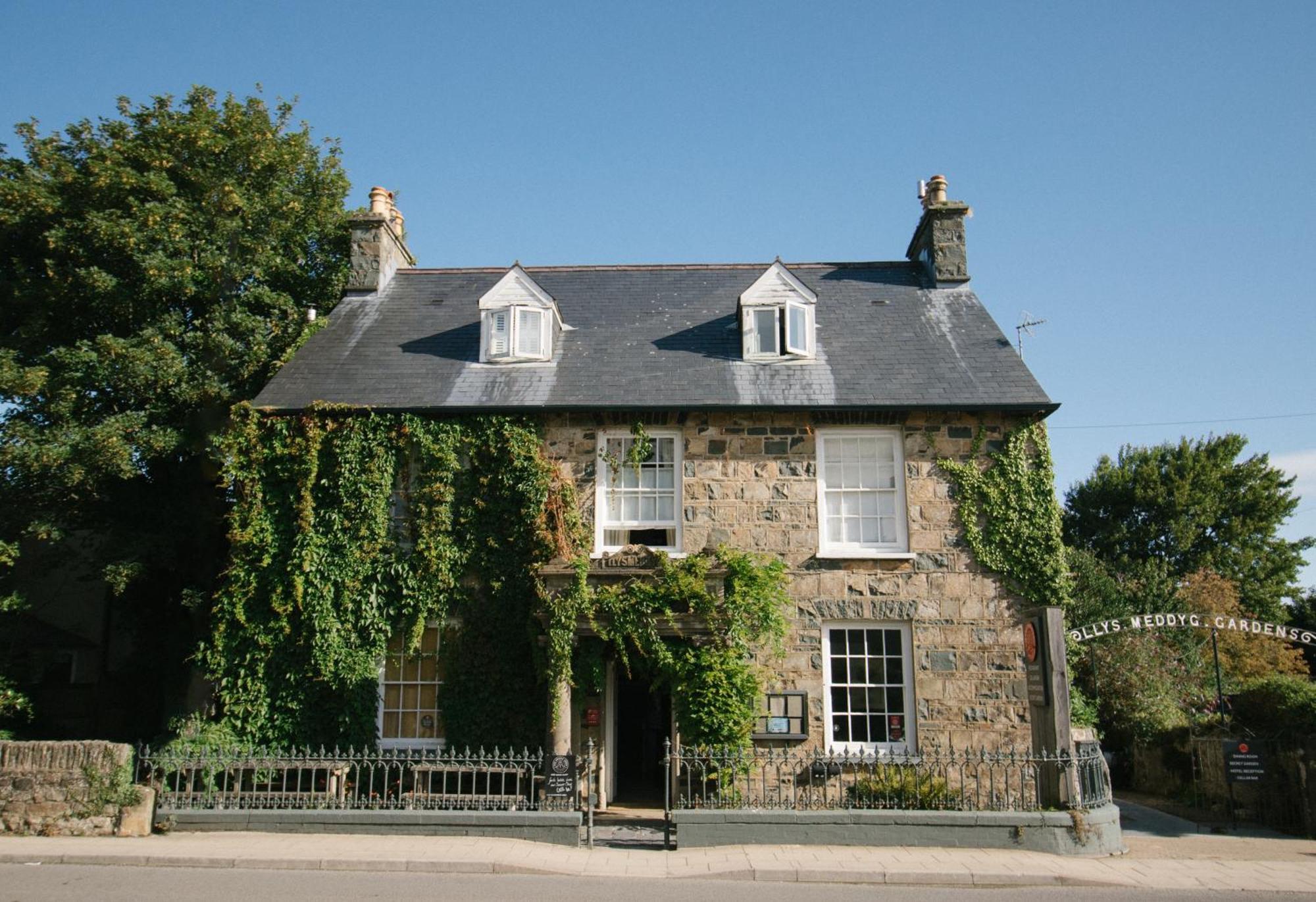 Llys Meddyg Hotell Newport  Exteriör bild
